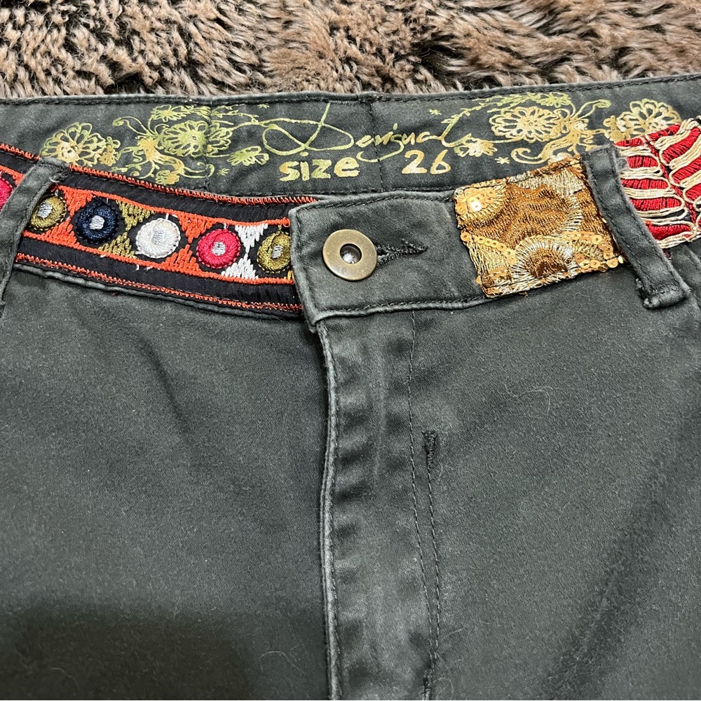EUC: Desigual Women’s size 26
Embroidered Sequin Tapered Crop Pants